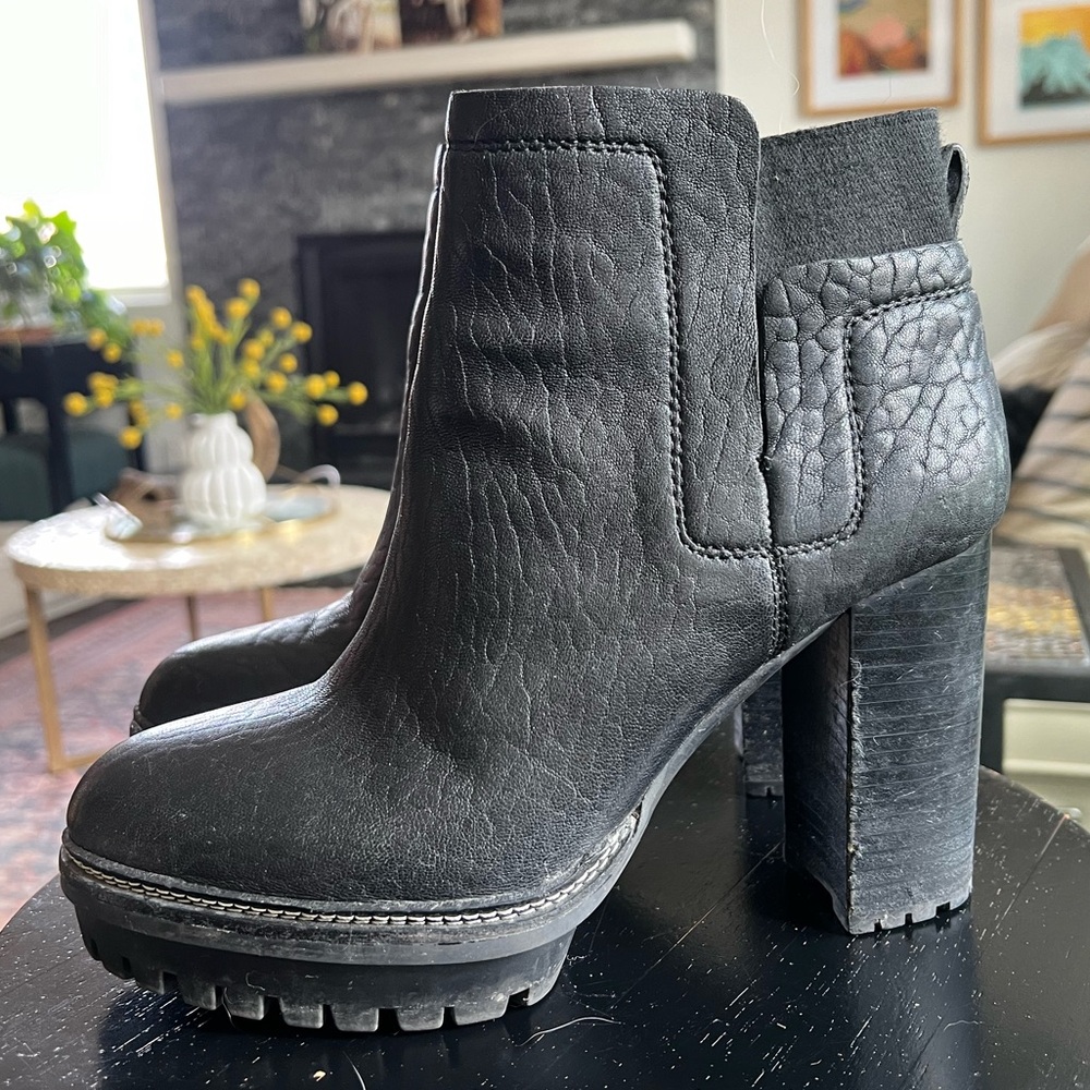 VINCE CAMUTO ERINIA BOOTIE SZ. 9